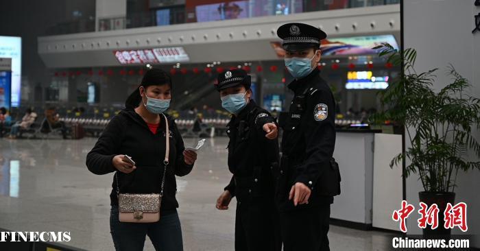“90后”民警夫妻春运值守相距百米却难得一见