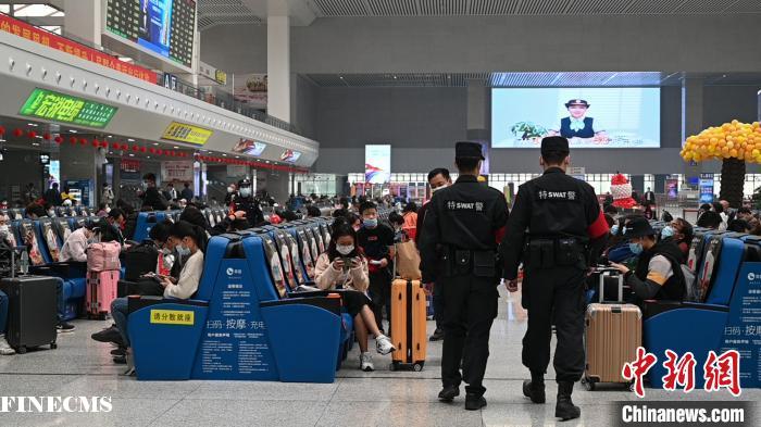 李晓芳和朱云龙偶尔能在巡逻时碰上一面。　黄恋 摄